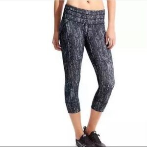 ATHLETA‎ Size Medium Reptile Relay Capri Yoga Leggings Flint Grey Zip Pocket.